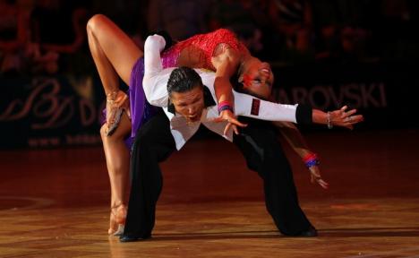 Festival internaţional de dans sportiv, la Oradea. Concurează 200 de perechi din ţări precum Rusia, Olanda şi Portugalia (FOTO)