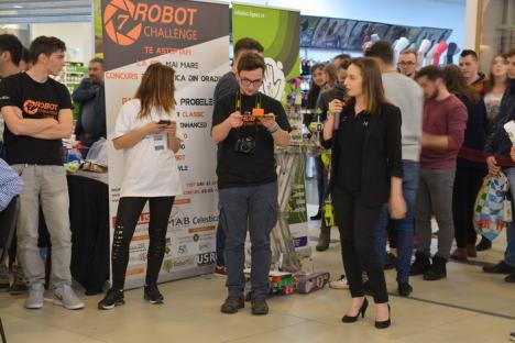 Robot Challenge: Studenţi din toată ţara se laudă la Oradea cu roboţii făcuţi de ei (FOTO/VIDEO)