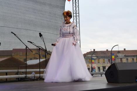 Rochia Centenar: Un designer din Oradea a creat o rochie dedicată Marii Uniri (FOTO/VIDEO)