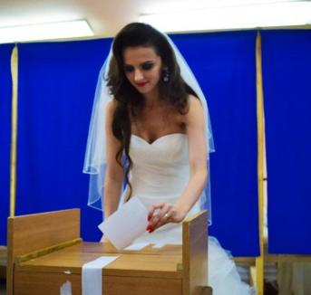 La vot, în rochie de mireasă: Prezentatoarea TV Romana Fărcaş s-a dus la secţia de votare direct de la nuntă (VIDEO)
