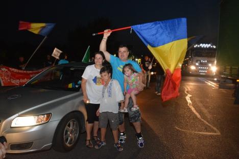 „Diaspora e România!”: Zeci de orădeni i-au întâmpinat la Vama Borş pe românii care vin la mitingul anti-PSD (FOTO / VIDEO)