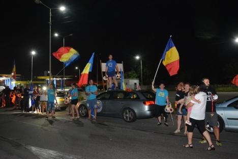 „Diaspora e România!”: Zeci de orădeni i-au întâmpinat la Vama Borş pe românii care vin la mitingul anti-PSD (FOTO / VIDEO)