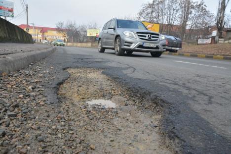 S-au „dezgheţat” gropile! Străzile din Oradea s-au umplut de gropi, spre revolta şoferilor, dar şi a pietonilor (FOTO)