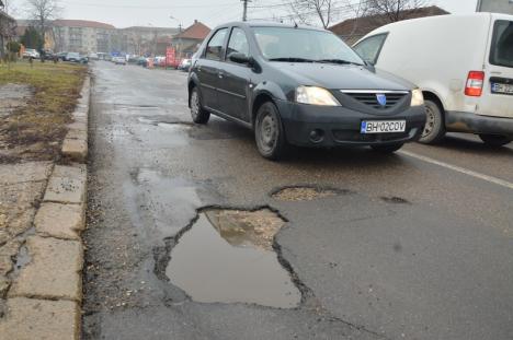 S-au „dezgheţat” gropile! Străzile din Oradea s-au umplut de gropi, spre revolta şoferilor, dar şi a pietonilor (FOTO)