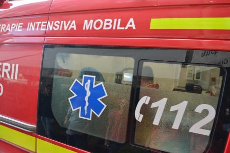 Accident de muncă, la Sântandrei: Doi muncitori ai Companiei de Apă Oradea, duşi la spital după ce au căzut într-un canal