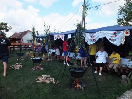 Poftă mare! 14.000 de sarmale împărţite pofticioşilor, la festivalul din Salonta (FOTO/VIDEO)