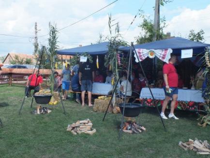 Poftă mare! 14.000 de sarmale împărţite pofticioşilor, la festivalul din Salonta (FOTO/VIDEO)