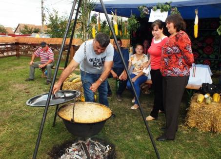 Poftă mare! 14.000 de sarmale împărţite pofticioşilor, la festivalul din Salonta (FOTO/VIDEO)