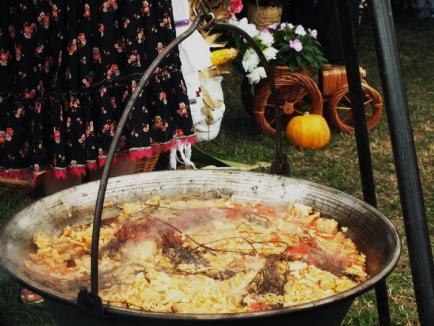 Poftă mare! 14.000 de sarmale împărţite pofticioşilor, la festivalul din Salonta (FOTO/VIDEO)