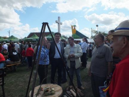 Poftă mare! 14.000 de sarmale împărţite pofticioşilor, la festivalul din Salonta (FOTO/VIDEO)