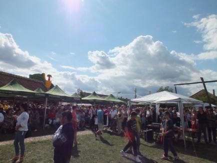 Poftă mare! 14.000 de sarmale împărţite pofticioşilor, la festivalul din Salonta (FOTO/VIDEO)