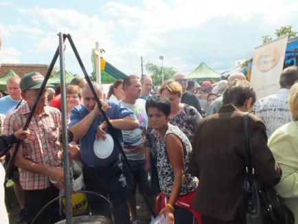 Poftă mare! 14.000 de sarmale împărţite pofticioşilor, la festivalul din Salonta (FOTO/VIDEO)