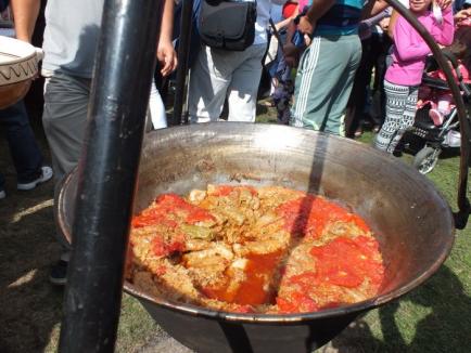 Poftă mare! 14.000 de sarmale împărţite pofticioşilor, la festivalul din Salonta (FOTO/VIDEO)