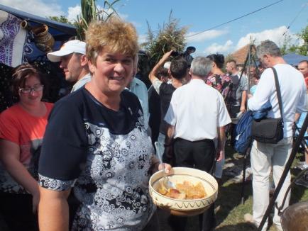 Poftă mare! 14.000 de sarmale împărţite pofticioşilor, la festivalul din Salonta (FOTO/VIDEO)