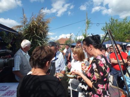 Poftă mare! 14.000 de sarmale împărţite pofticioşilor, la festivalul din Salonta (FOTO/VIDEO)