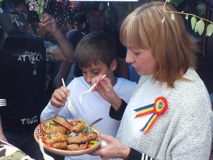 Poftă mare! 14.000 de sarmale împărţite pofticioşilor, la festivalul din Salonta (FOTO/VIDEO)