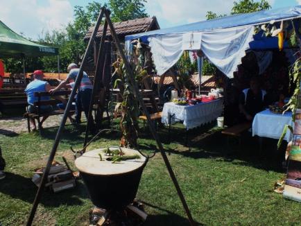 Poftă mare! 14.000 de sarmale împărţite pofticioşilor, la festivalul din Salonta (FOTO/VIDEO)