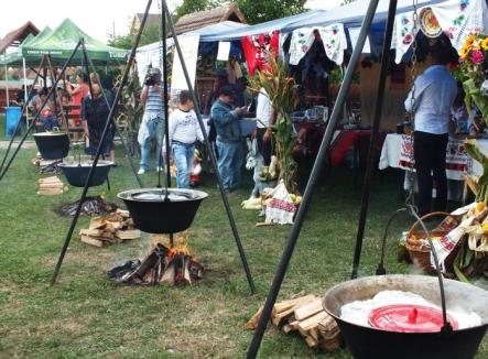 Poftă mare! 14.000 de sarmale împărţite pofticioşilor, la festivalul din Salonta (FOTO/VIDEO)