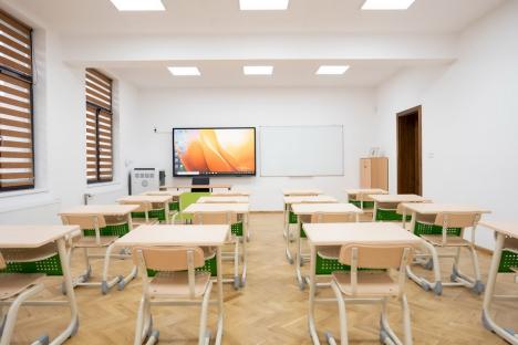 „Fii atent, învață, creează!”. Elevii din Căbești au început anul școlar într-o clădire modernă, dotată cu „table” digitale (FOTO)