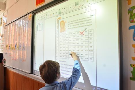 Prima școală “smart” din Bihor: La „Nicolae Bălcescu”, toţi elevii învață prin jocuri şi aplicaţii, pe table interactive (FOTO / VIDEO)