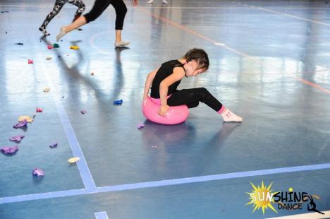 Mişcare şi bună dispoziţie: Tabără de gimnastică şi dans, organizată de Sunshine Dance la Şcoala Dacia din Oradea (FOTO / VIDEO)