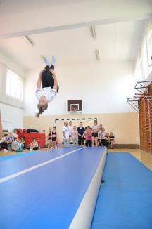 Mişcare şi bună dispoziţie: Tabără de gimnastică şi dans, organizată de Sunshine Dance la Şcoala Dacia din Oradea (FOTO / VIDEO)