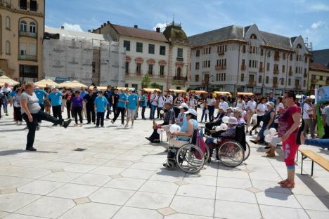 Zeci de vârstnici din căminele Caritas Catolica au făcut gimnastică în Piaţa Unirii, la SociONGFest (FOTO / VIDEO)