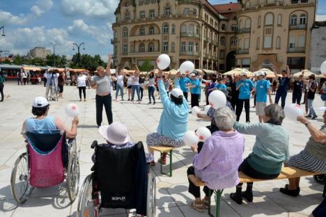 Zeci de vârstnici din căminele Caritas Catolica au făcut gimnastică în Piaţa Unirii, la SociONGFest (FOTO / VIDEO)