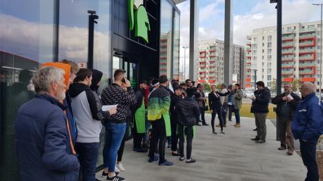 #șîeu... NU: Angajaţii lui Ştefan Mandachi de la Oradea, împiedicaţi să protesteze în faţa propriului restaurant printr-un ordin al... „doamnei de la Lotus” (FOTO/VIDEO)