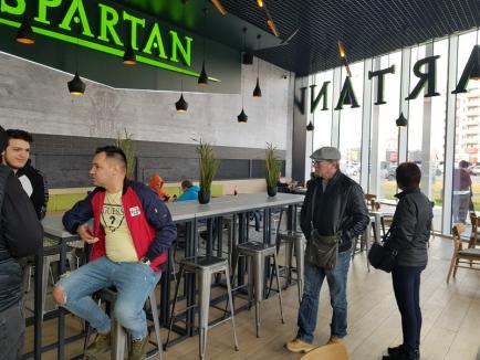 #șîeu... NU: Angajaţii lui Ştefan Mandachi de la Oradea, împiedicaţi să protesteze în faţa propriului restaurant printr-un ordin al... „doamnei de la Lotus” (FOTO/VIDEO)