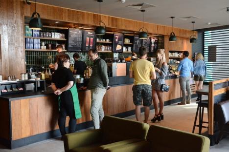 De joi, celebrul lanţ Starbucks are cafenea cu terasă în Oradea (FOTO)