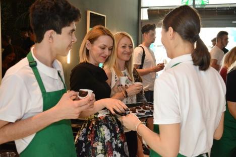 De joi, celebrul lanţ Starbucks are cafenea cu terasă în Oradea (FOTO)