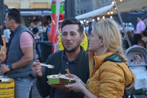 'Nu e festival de mici cu bere'. Street Food se desfăşoară cu Piaţa Unirii plină ochi, deşi unii orădeni reclamă preţurile prea mari