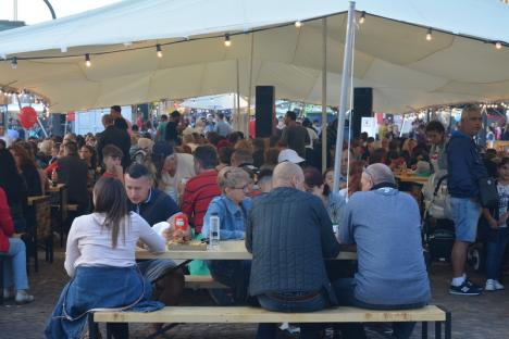 'Nu e festival de mici cu bere'. Street Food se desfăşoară cu Piaţa Unirii plină ochi, deşi unii orădeni reclamă preţurile prea mari