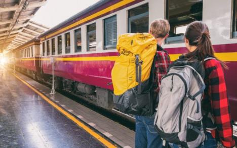 Studenţii rămân fără călătorii gratuite cu trenul. ANOSR îi îndeamnă pe tineri să-i trimită mail-uri lui Cîţu