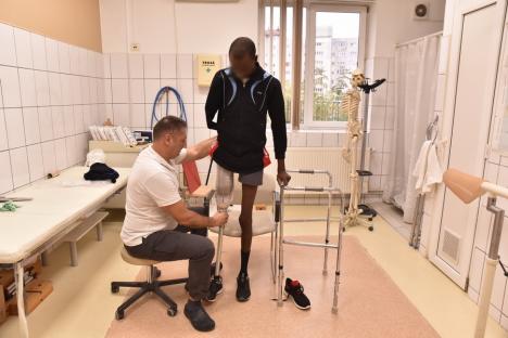 Din nou pe picioare: A fost „reparat” la Oradea, după ce a rămas fără o mână și un picior încercând să se agațe de un tren spre Occident (FOTO / VIDEO)