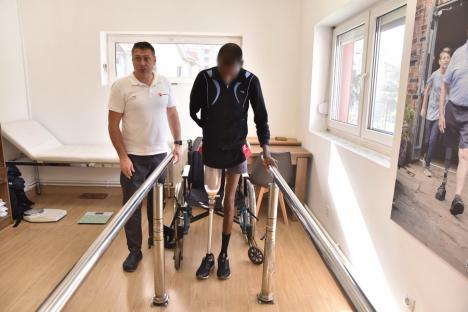 Din nou pe picioare: A fost „reparat” la Oradea, după ce a rămas fără o mână și un picior încercând să se agațe de un tren spre Occident (FOTO / VIDEO)