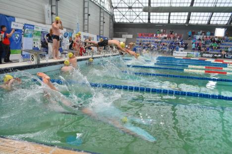 Sute de orădeni la Swimathon: Concurenţii s-au întrecut înotând pentru 26 de cauze caritabile (FOTO / VIDEO)