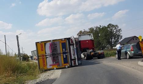 Trafic îngreunat pe DN 1: Un TIR s-a răsturnat la ieşire din Oşorhei, spre Cluj