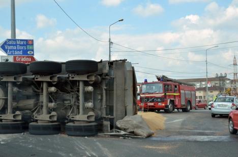 Un TIR încărcat cu grâu s-a răsturnat în sensul giratoriu din Calea Aradului (FOTO / VIDEO)
