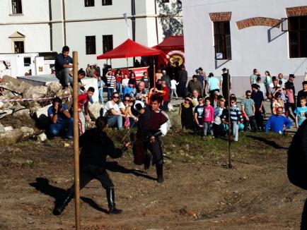 Bătaie la Cetate: Demonstraţiile de lupte medievale, pe placul orădenilor (FOTO/VIDEO)