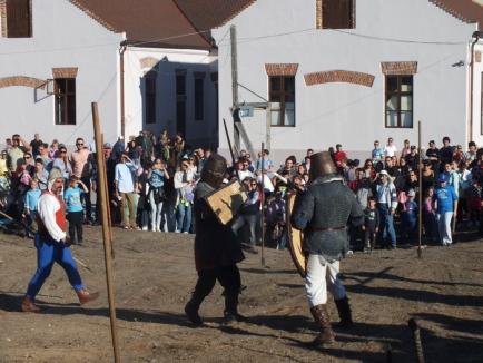 Bătaie la Cetate: Demonstraţiile de lupte medievale, pe placul orădenilor (FOTO/VIDEO)