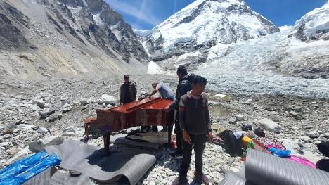 Concert pe Everest de 21.000 de euro. Aventurile pianistului orădean Thurzó Zoltán în timp ce încerca să intre în Cartea Recordurilor (FOTO/VIDEO)