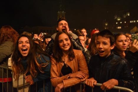 'Da, mamă, sunt la Delia!' Piaţa Unirii, full în ultima seară a Toamnei Orădene. Festivalul s-a încheiat un spectaculos foc de artificii (FOTO/VIDEO)
