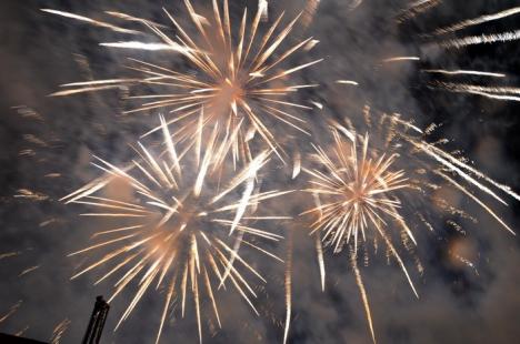 Toamna Orădeană s-a încheiat cu retragerea cu torţe şi cu un somptuos foc de artificii (FOTO/VIDEO)