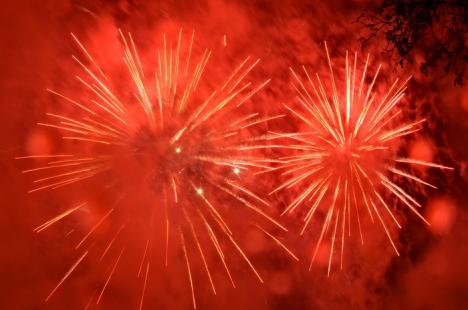 Toamna Orădeană s-a încheiat cu retragerea cu torţe şi cu un somptuos foc de artificii (FOTO/VIDEO)
