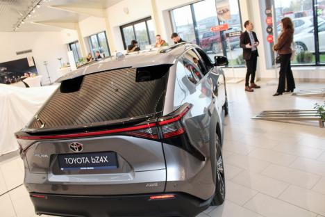 Descoperă noua Toyota Corolla Cross şi testează cele 15 maşini disponibile pentru test drive. Livrare rapidă din stoc la Toyota Oradea! (FOTO)