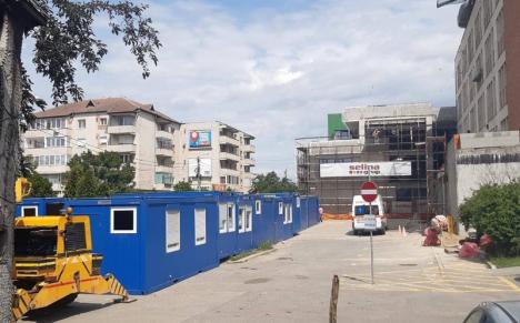 Condiţii de şantier. Unitatea de Primiri Urgenţe din Oradea se mută în containere modulare (FOTO)