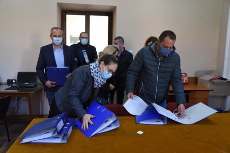 USR-PLUS Bihor şi-a înregistrat candidaţii la parlamentare, cu deputatul Silviu Dehelean vârf de lance: 'Vom duce un mandat de construcţie' (FOTO / VIDEO)