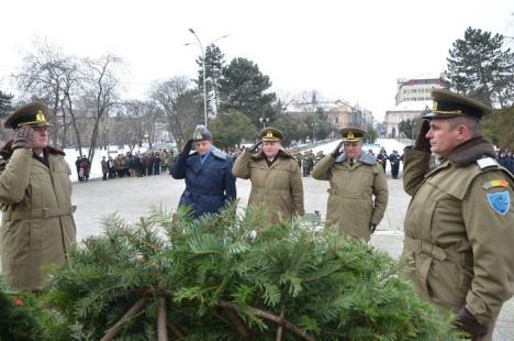Oradea a sărbătorit Mica Unire. Eleve îmbrăcate în costume populare i-au luat pe orădeni la horă (FOTO/VIDEO)